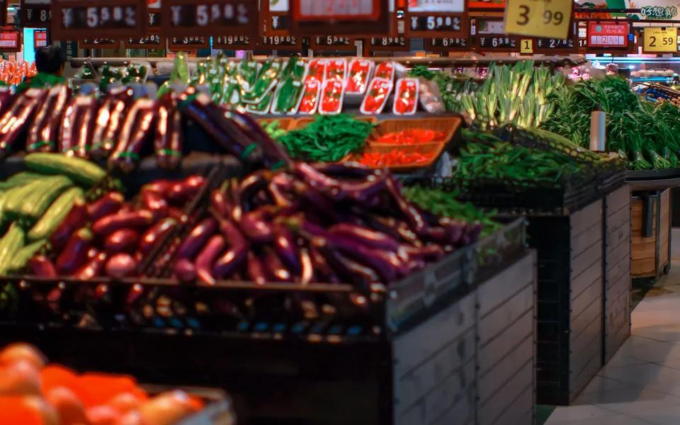 Fresh vegetables displayed in a grocery store